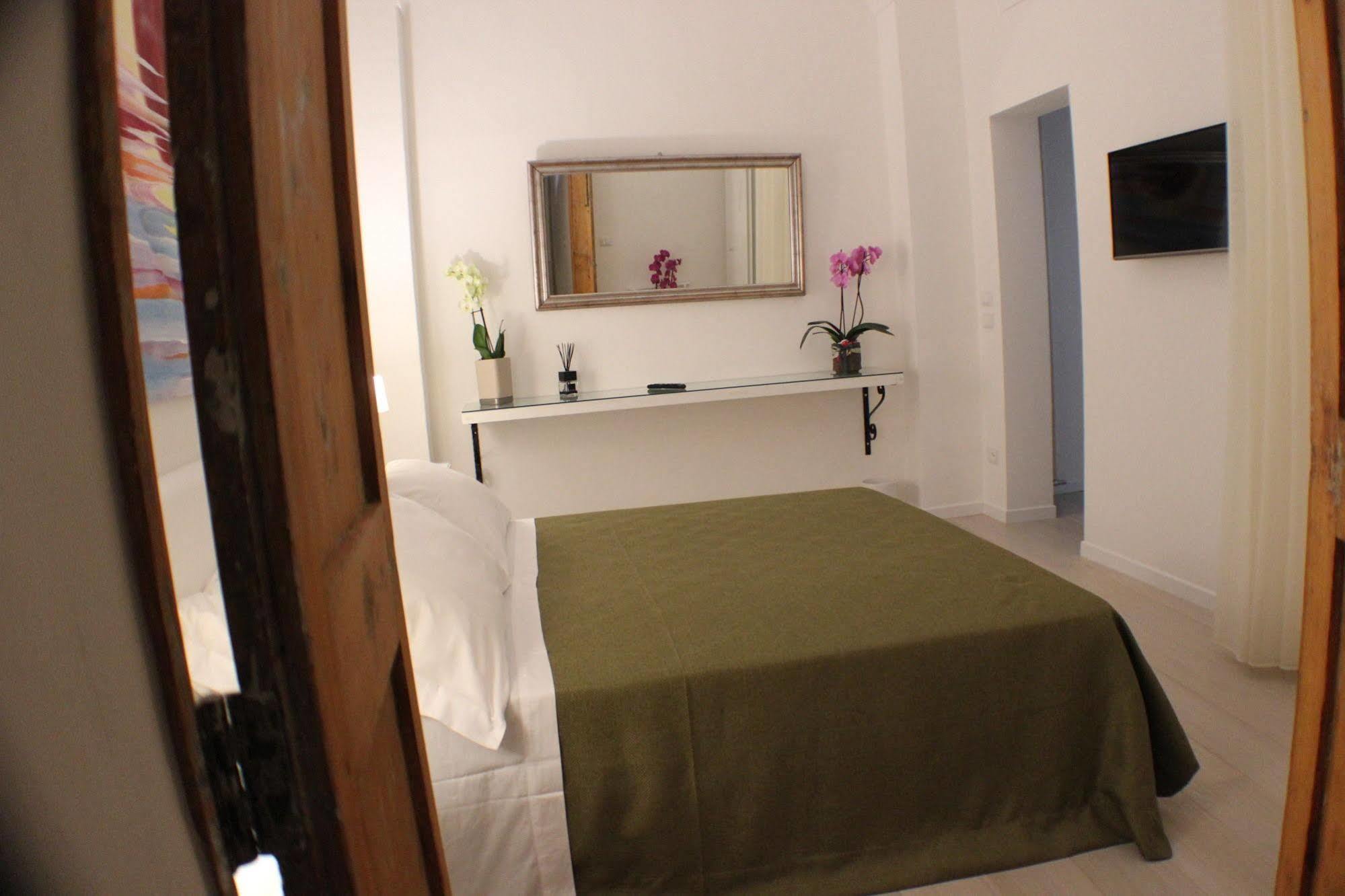 ليتشي La Finestra Sul Convitto B&B المظهر الخارجي الصورة